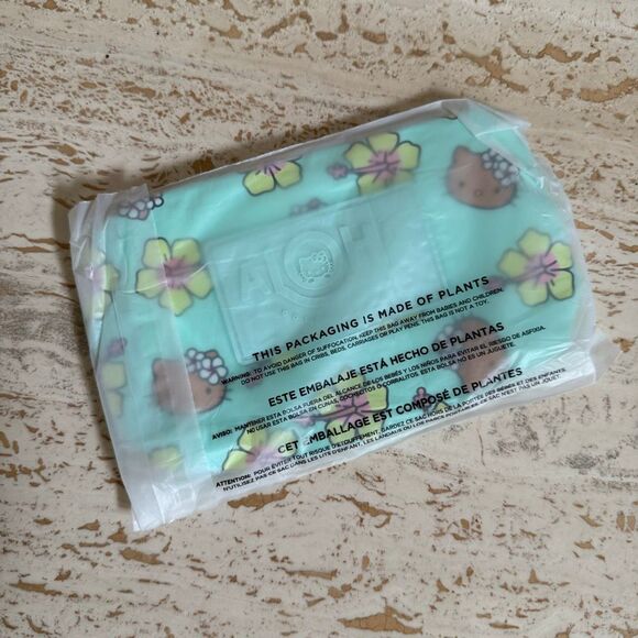 Aloha Collection x Hello Kitty DFS exclusive mini pouch - Picture 6 of 9